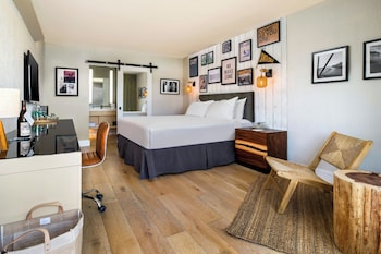 1 King Bed, Pool View