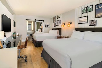 2 Queen Beds, Pool View
