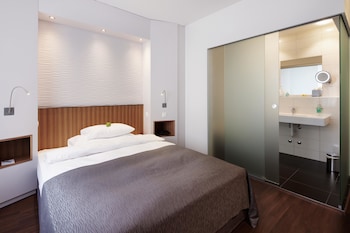 Standard Room, 1 Queen Bed