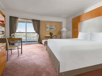 Luxury Room, 1 King Bed, Club Lounge Access (Nile View)