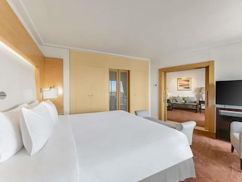 Junior Suite, 1 King Bed (Partial Nile View)