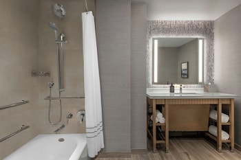 Premium Room, 1 King Bed, (Lanai Tower Mobility Accessible, Tub)
