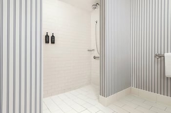 Standard Room, 1 King Bed, Balcony, Tower (Bay Tower Accessible, Roll-In Shower)
