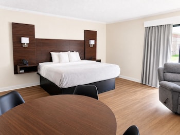 Suite, 1 King Bed, Non Smoking