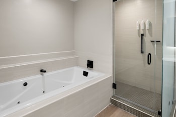 Studio Suite, 1 King Bed with Sofa bed, Pool View