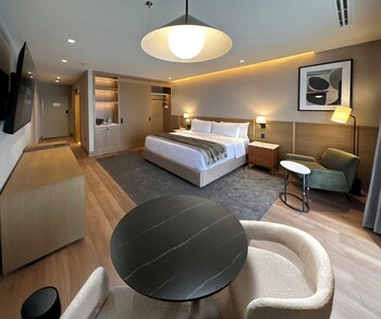 Premium Suite, City View