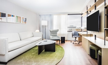 Studio Suite, 1 King Bed (Capitol View)