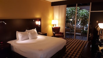 Deluxe Room, 1 King Bed, Accessible (Courtyard)