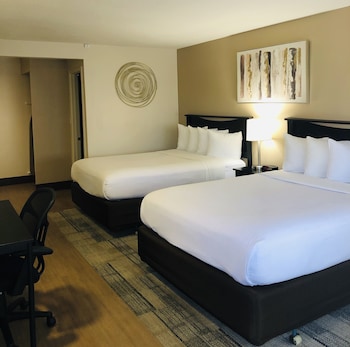 Standard Room, 2 Queen Beds, Roll-in Shower, Non Smoking