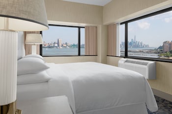 Panoramic Suite, 1 King Bed with Sofa bed (City View)