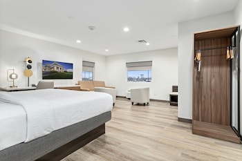 Suite, 1 King Bed, Non Smoking