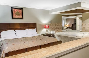 Suite, 1 King Bed, Accessible, Smoking