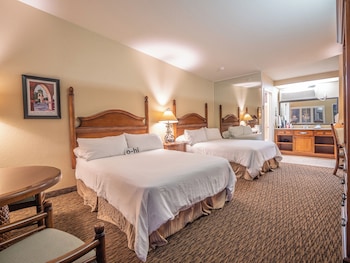 Upstairs Room, 2 Queen Beds