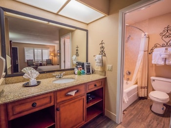 Deluxe Room, 1 Queen Bed, Patio