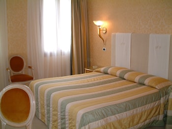Classic Double or Twin Room, Canal View