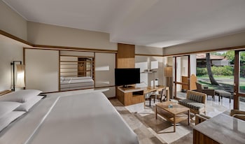 Deluxe Room, 1 King Bed (Club Access)