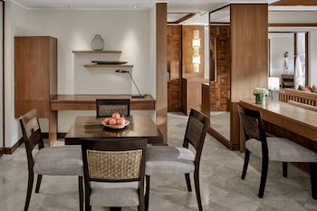 Grand, Executive Suite, 1 King Bed