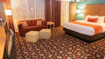 Studio Suite, 1 King Bed with Sofa bed, Non Smoking