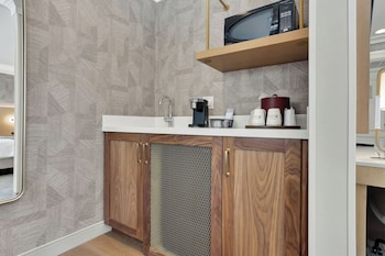 Standard Room, 2 Queen Beds, Accessible, Bathtub