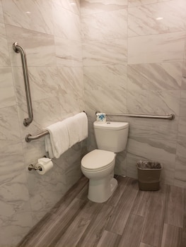 Standard Room, 2 Queen Beds, Accessible, Bathtub