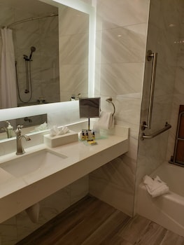 Standard Room, 2 Queen Beds, Accessible, Bathtub