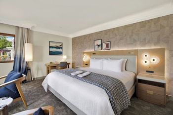 Suite, 1 King Bed, Balcony, City View