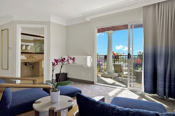 Suite, 1 King Bed, Balcony, City View