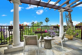 Suite, 1 King Bed, Balcony, City View