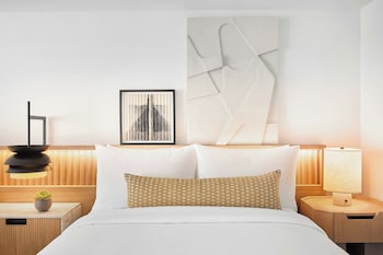 Signature Room, 1 King Bed, City View