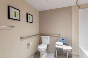 Standard Room, 1 Queen Bed, Accessible Tub, Non Smoking