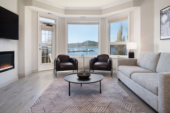 Grand Room, 2 Bedrooms, Lake View (Balcony)