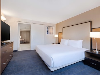 King, Suite, Accessible, Bathtub