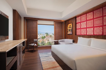 Club King Garden View, Club lounge access
