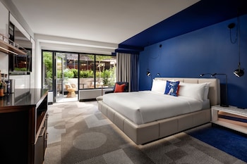 Premier Room, 1 King Bed, Courtyard View (Terrace)