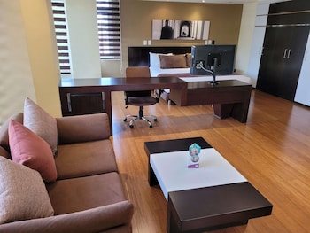 Deluxe Suite, 1 King Bed