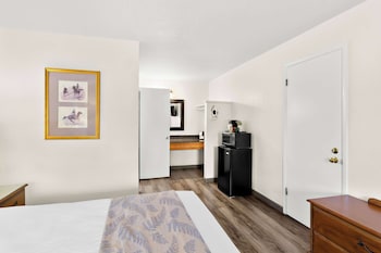 Standard Room, 1 Queen Bed, Non Smoking, Refrigerator & Microwave