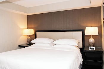 Room, 1 King Bed (Mobility/Hearing Access, Roll-In Shwr)