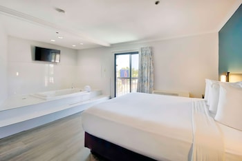 Deluxe Room, 1 King Bed, Non Smoking, Hot Tub