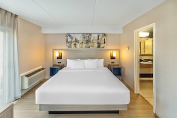 Suite, 1 King Bed with Sofa bed, Non Smoking