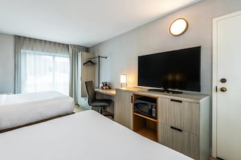 2 Queen Beds, Non Smoking, Ground Floor Pet-Friendly
