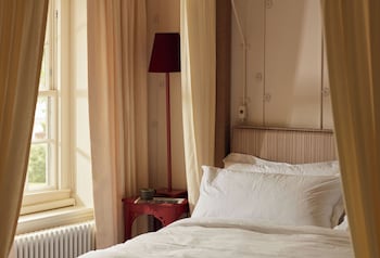 Room (Guest Room)