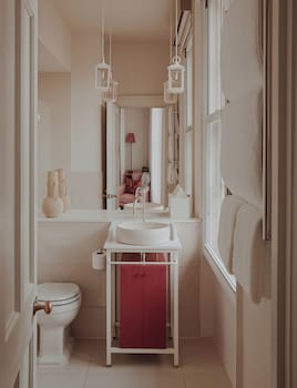 Room (Guest Room)