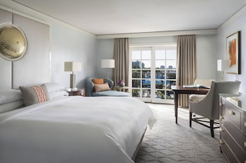 Club Room, 1 King Bed, Balcony (Hearing Accessible)