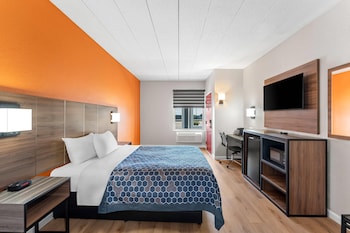 Standard Room, 1 Queen Bed, Accessible Tub, Smoking