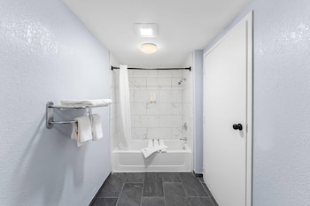 Standard Room, 1 Queen Bed, Accessible Tub, Non Smoking