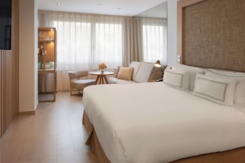 Grand Premium - The Level Lounge Access