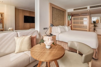 Grand Premium - The Level Lounge Access