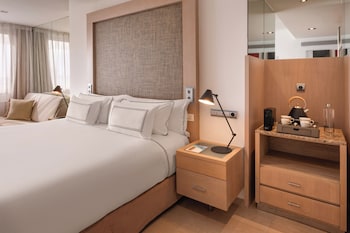 Grand Premium - The Level Lounge Access