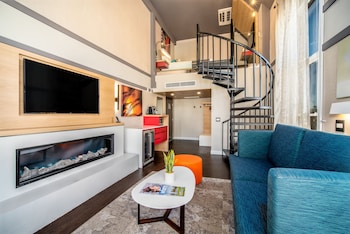 Loft, 1 Queen Bed (Olympic)