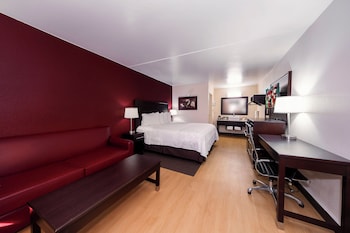 Suite, 1 King Bed (Smoke Free)